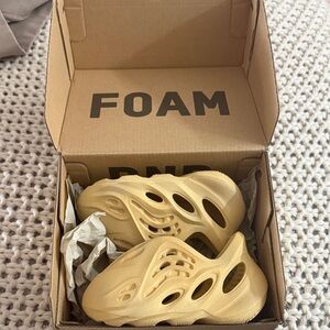 Yeezy Foam Runners Light Beige/Gold color Toddler 4K